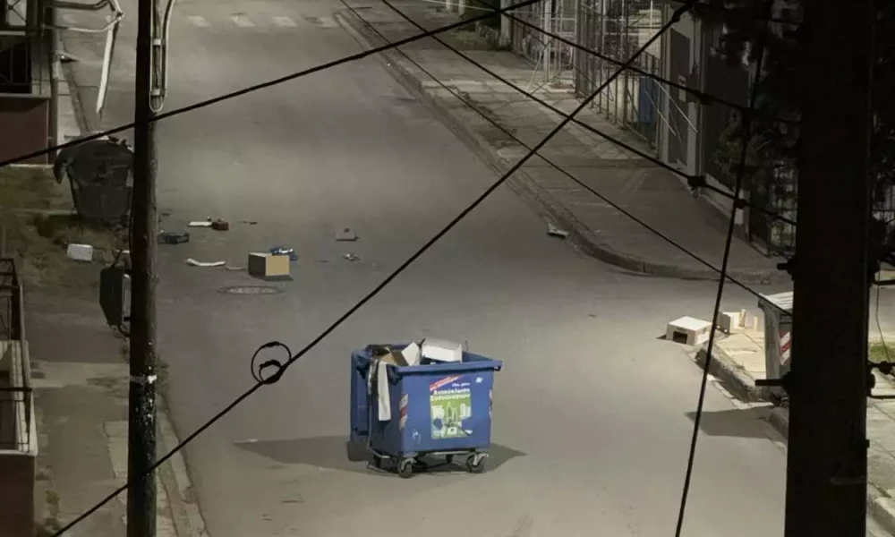 Ανήλικοι στη Λάρισα έστησαν οδοφράγματα, έβριζαν και πετούσαν δυναμιτάκια σε βεράντες σπιτιών